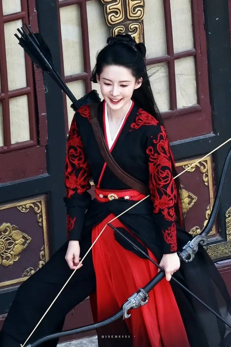 红衣女将率队获胜，表现出色备战决赛的简单介绍